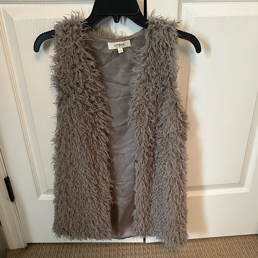 Gray fuzzy vest sz small